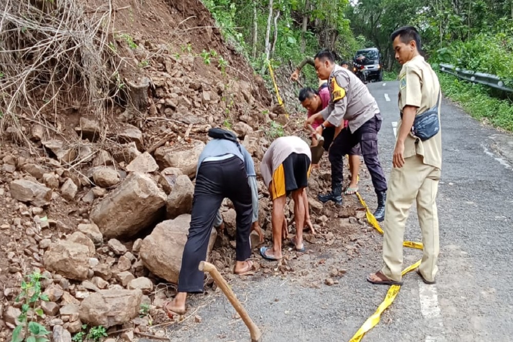 Tanah Longsor di Watugajah Gedangsari Gunungkidul, Sebagian Jalan Tertutup