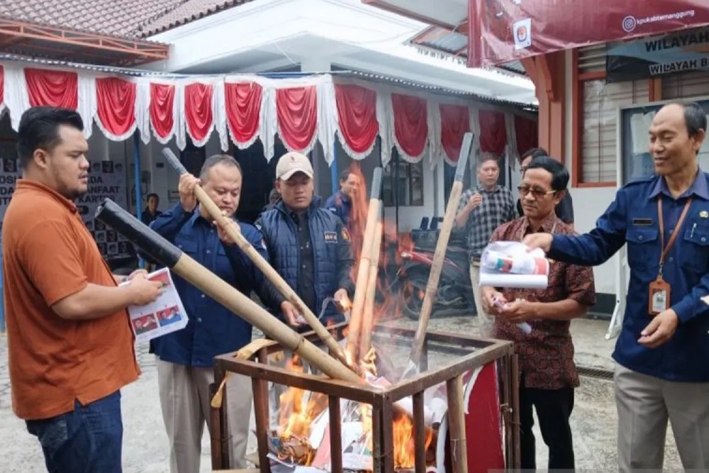 Menjelang Pilkada, KPU Temanggung Bakar 780 Surat Suara Rusak