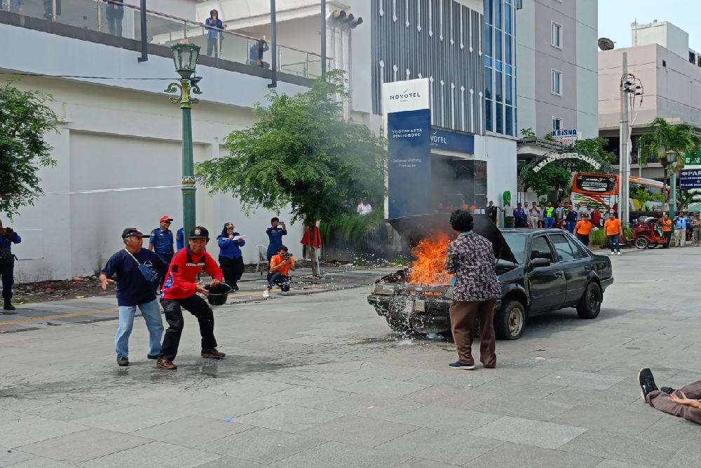 Sebuah Mobil di Malioboro Meledak hingga Lukai Wisatawan, Simulasi Penanganan Kebakaran