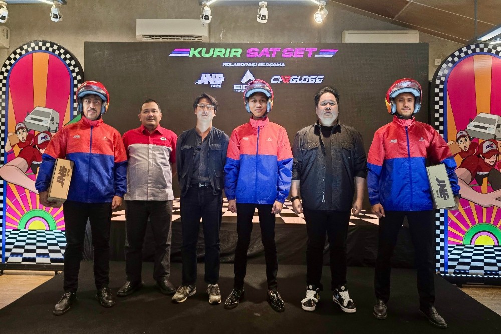 JNE Luncurkan Jaket dan Helm Kolaborasi bersama EIGER Tropical Adventure dan Cargloss Helmets