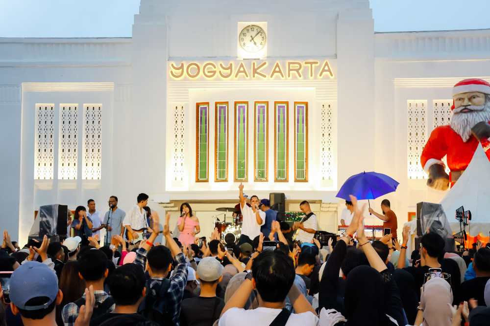 Anti Bosan, Menunggu Kereta Api di Stasiun Tugu sembari Nikmati Alunan Musik Jazz