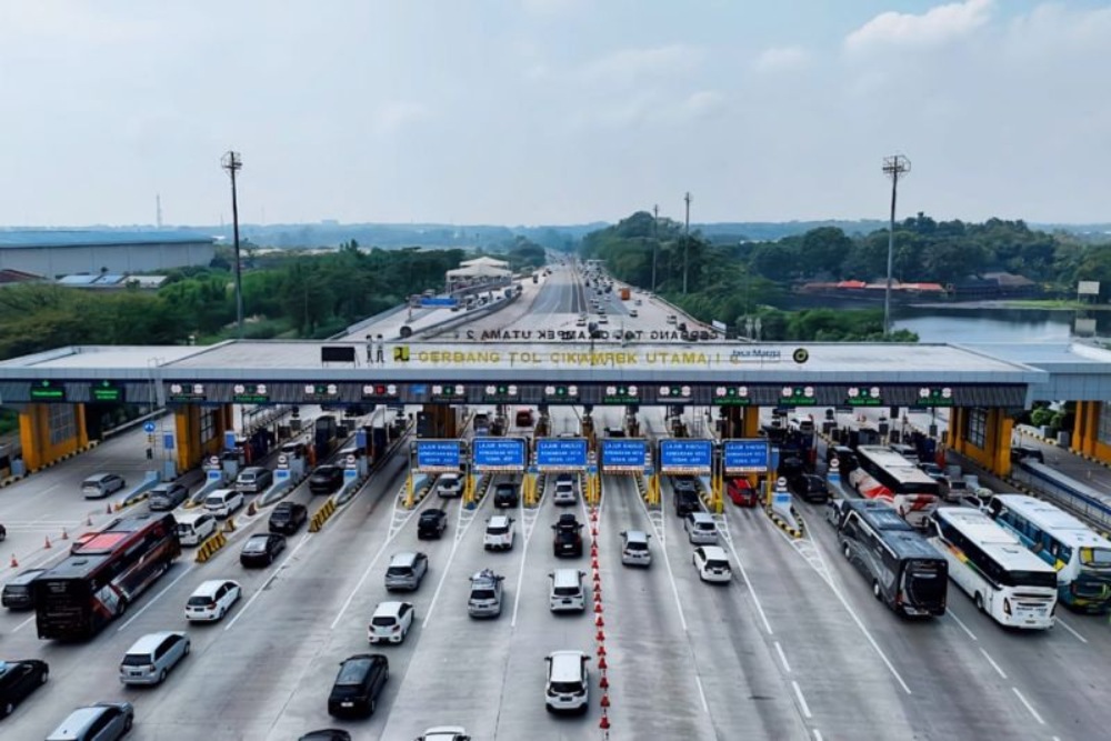 Arus Balik Tahun baru 2025: Petugas Lakukan Contraflow di Tol Jakarta-Cikampek