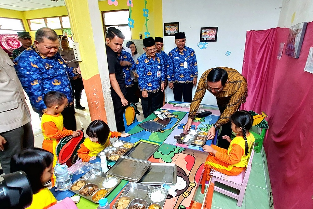 Tinjau MBG di Sleman, Kepala Kantor Komunikasi Kepresidenan Sebut Anak-Anak Sudah Mulai Terbiasa Makan Sehat