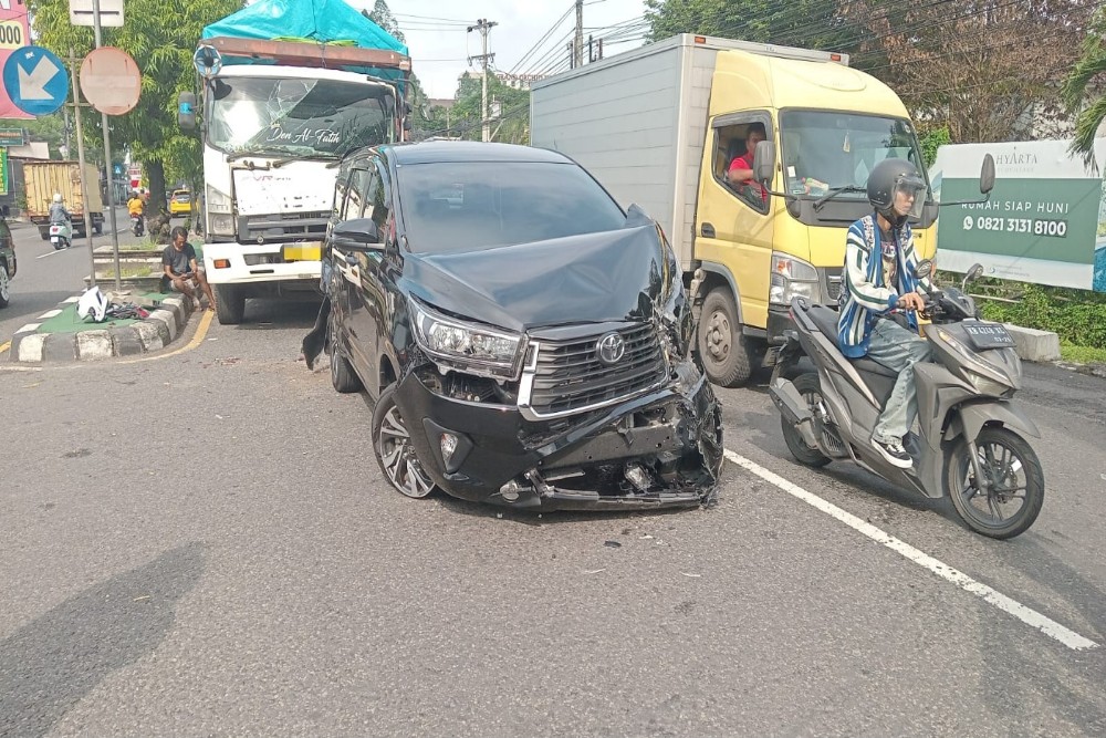 Truk, Innova dan Bus Terlibat Kecelakaan Beruntun di Jalan Laksda Adisucipto