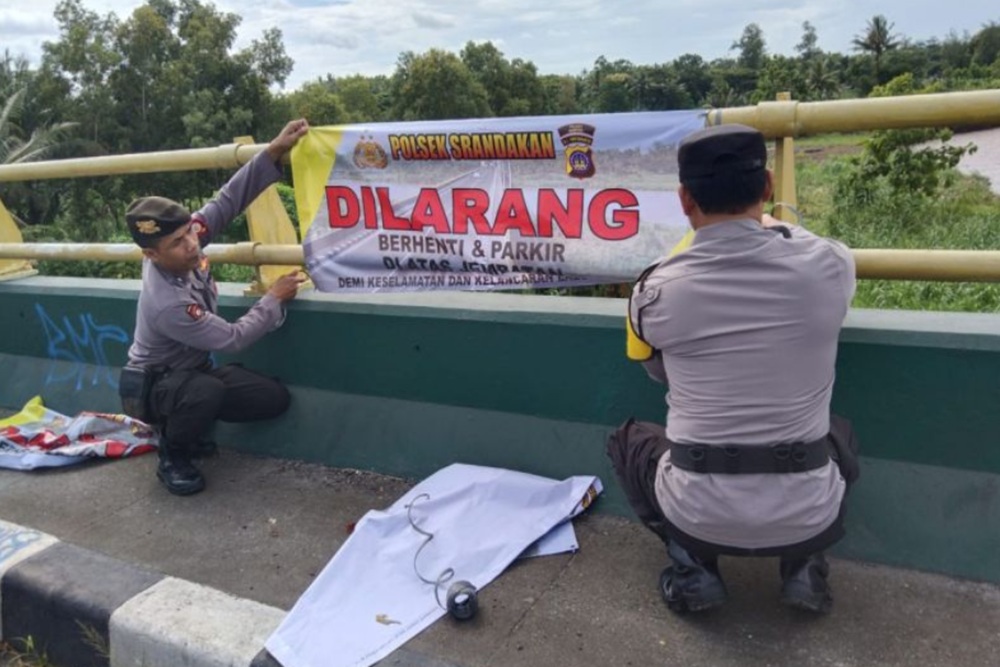 Larangan Berhenti dan Parkir Dipasang di Jembatan Srandakan