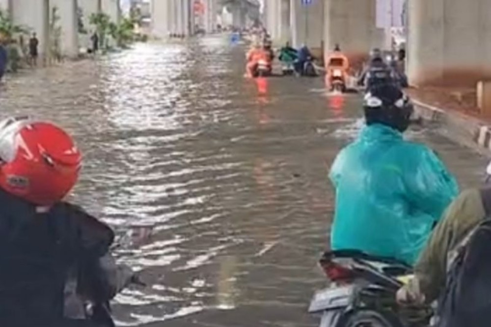 Banjir Jakarta, Ratusan Orang Diungsikan dengan Truk Peti Kemas