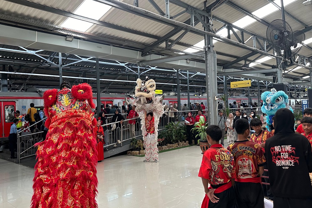 KAI Commuter Line Gelar Pertunjukan Barongsai di Stasiun Solo Balapan