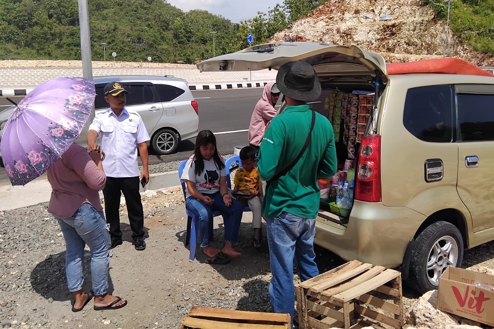 Sempat Viral Sampah Berserakan di Jalan, DLH Gunungkidul Berikan Edukasi ke Pedagang di Sekitar JJLS