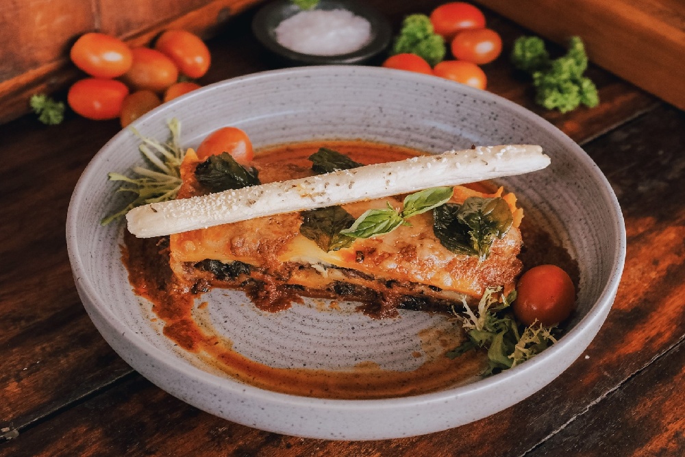 Padukan Kuliner Ikonik Italia & Nusantara, Harper Malioboro Yogyakarta Hadirkan Menu Lasagna Rendang