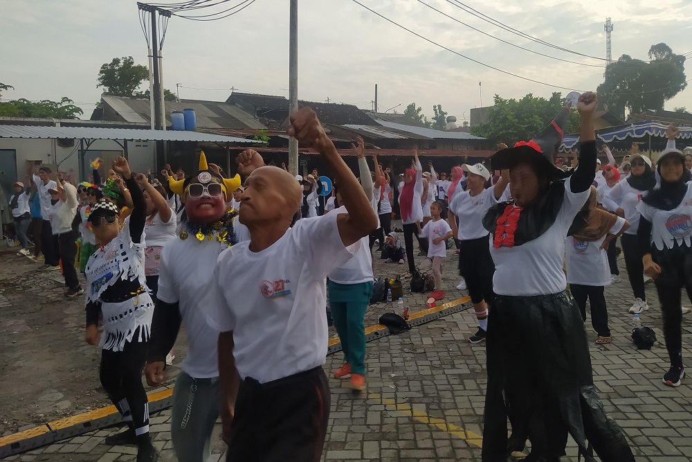 Ribuan Orang Ikuti Senam Massal HUT Kids Fun ke-27