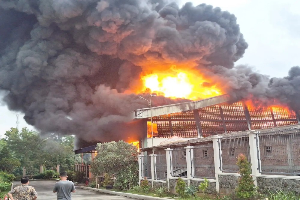 Pabrik Busa di Kalijambe Sragen Terbakar, 1 Karyawan Terluka dan Kerugian Capai Miliaran Rupiah