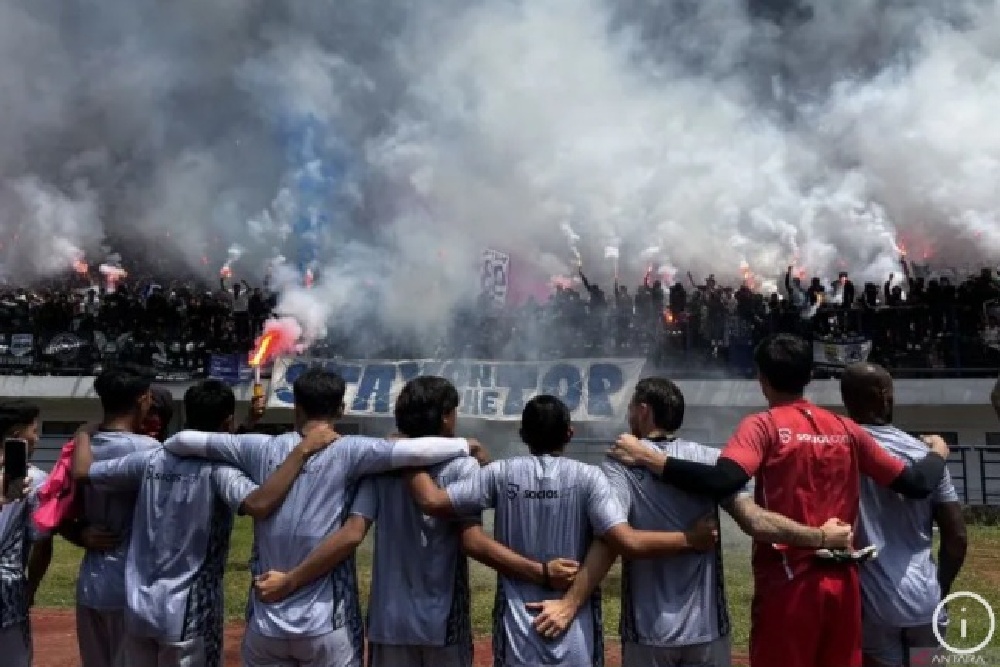 Jelang Pertandingan Persija Jakarta vs Persib Bandung, Ribuan Bobotoh Padati Sesi Latihan di GBLA Bandung