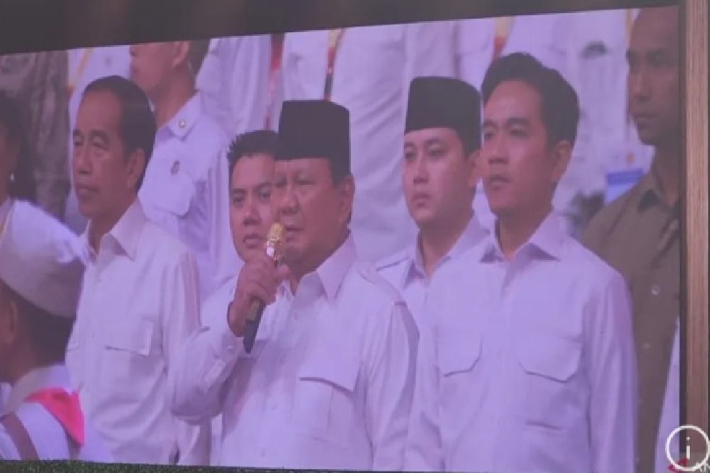 Jokowi-Gibran Berdiri Mengapit Prabowo Saat HUT Gerindra ke-17