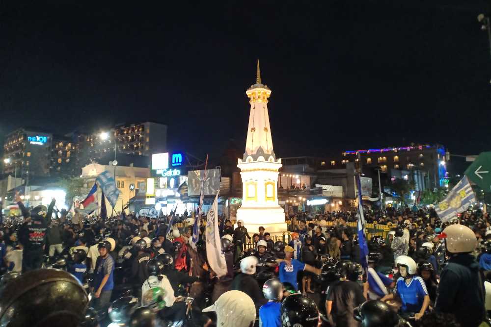 PSIM Lolos ke Liga 1, Begini Foto-Foto Kemeriahan Perayaan Suporter di Tugu Jogja