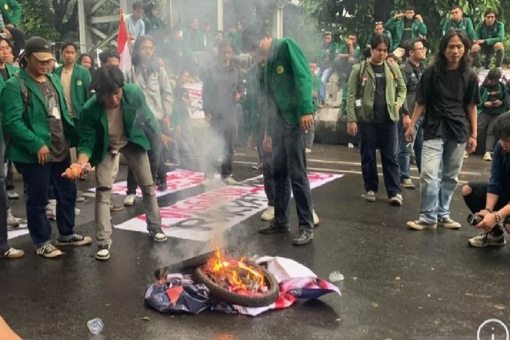 Sempat Bersitegang dengan Aparat, Demo Mahasiswa di Patung Kuda Jakarta Akhirnya Membubarkan Diri