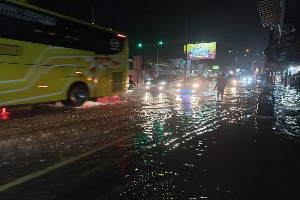 Banjir di Pinggir Jalan Jogja-Solo Surut, Warga Bersihkan Rumah