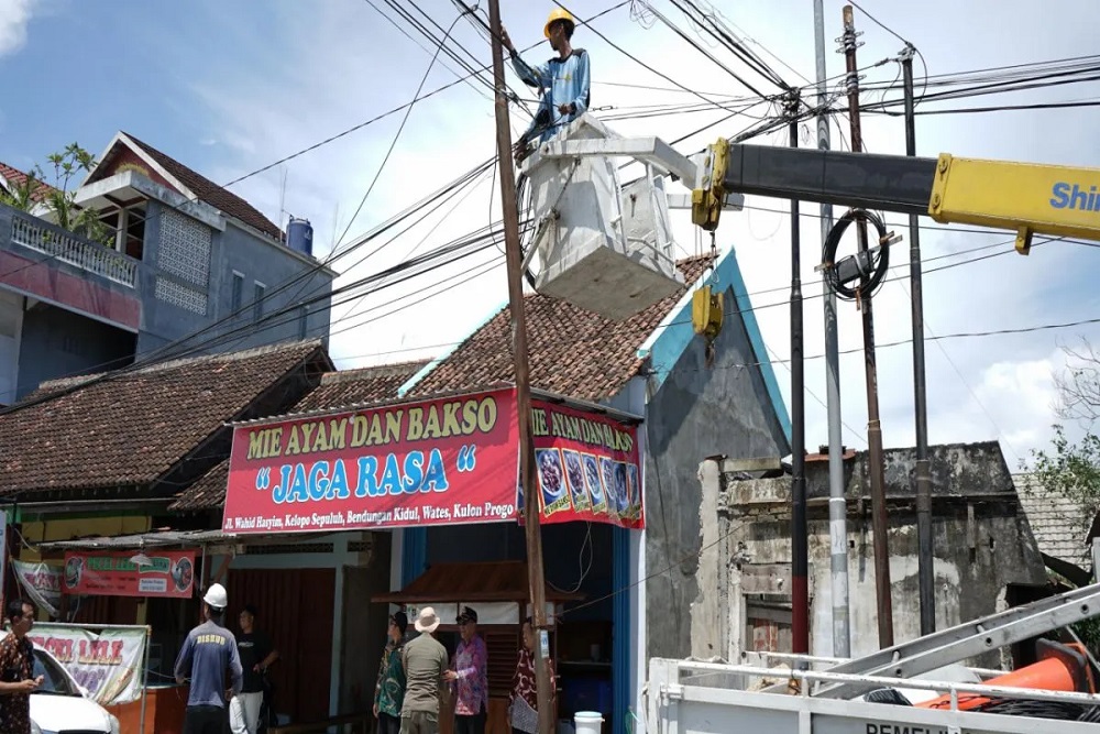 Ganggu Lalu Lintas, Pemkab Kulonprogo Tertibkan Tiang Fiber Optik