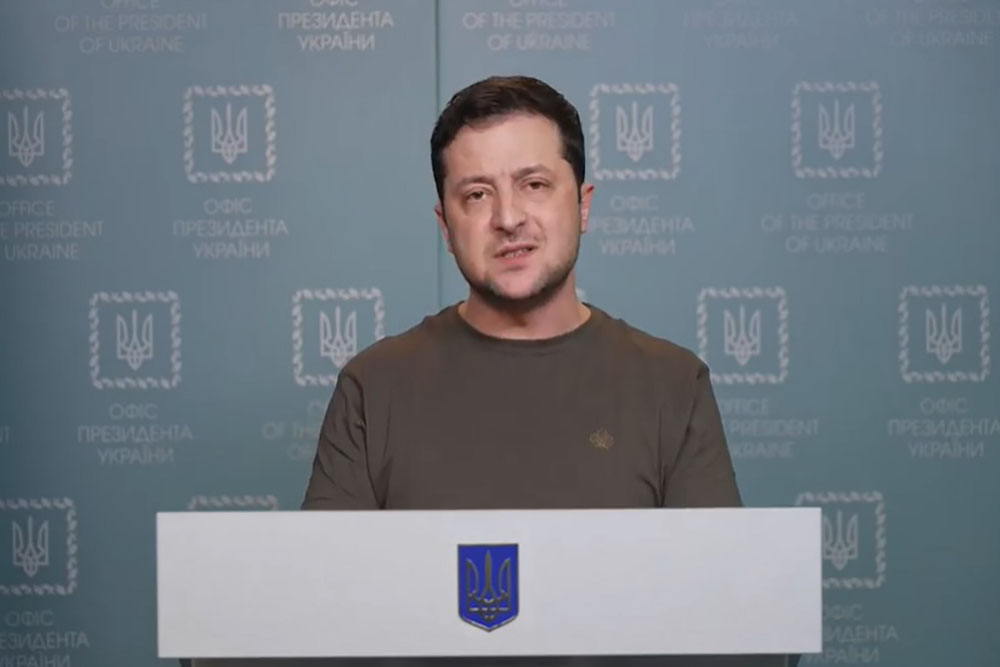 Pesawat Zelenskyy Mendarat di Inggris Seusai Berselisih dengan Trump