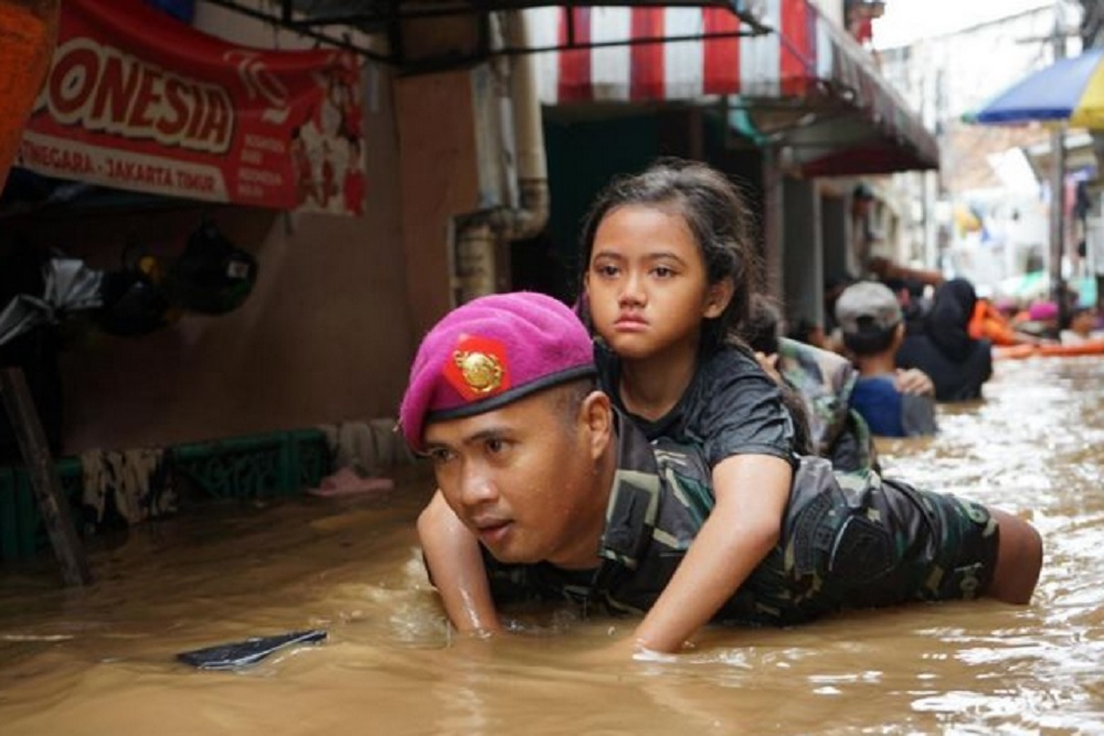 Banjir Bekasi hingga Dua Meter, Marinir Dikerahkan untuk Evakuasi