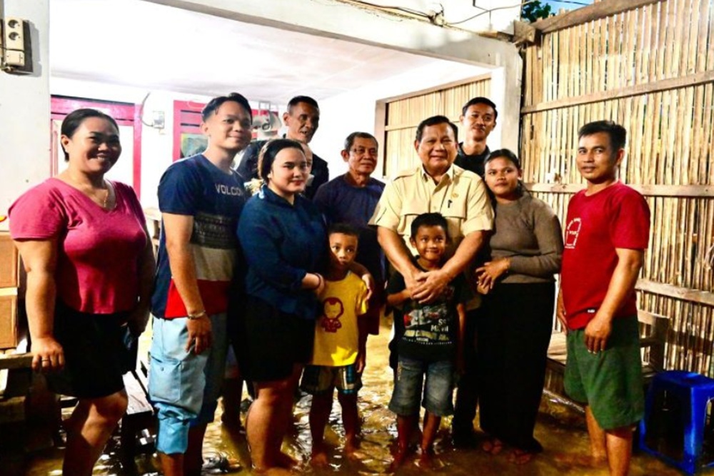 Kunjungi Korban Banjir Bekasi, Presiden Prabowo Buka Puasa Bareng Warga