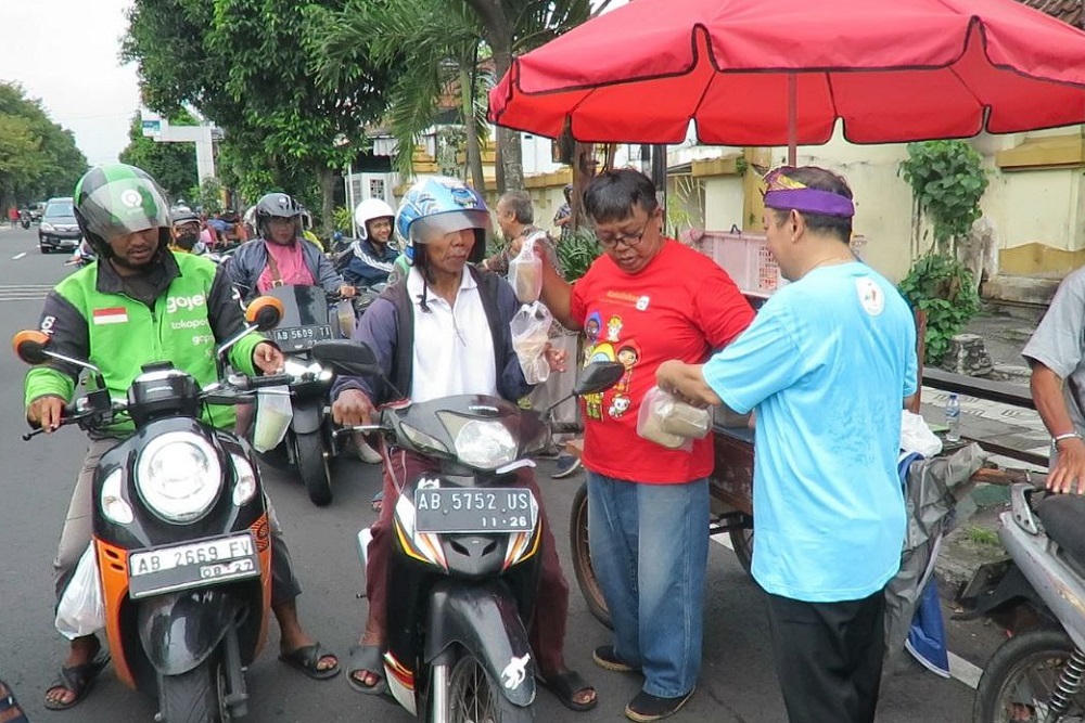 Indahnya Kebersamaan, Gereja HKTY Pugeran Jogja Berbagi Takjil Ramadan