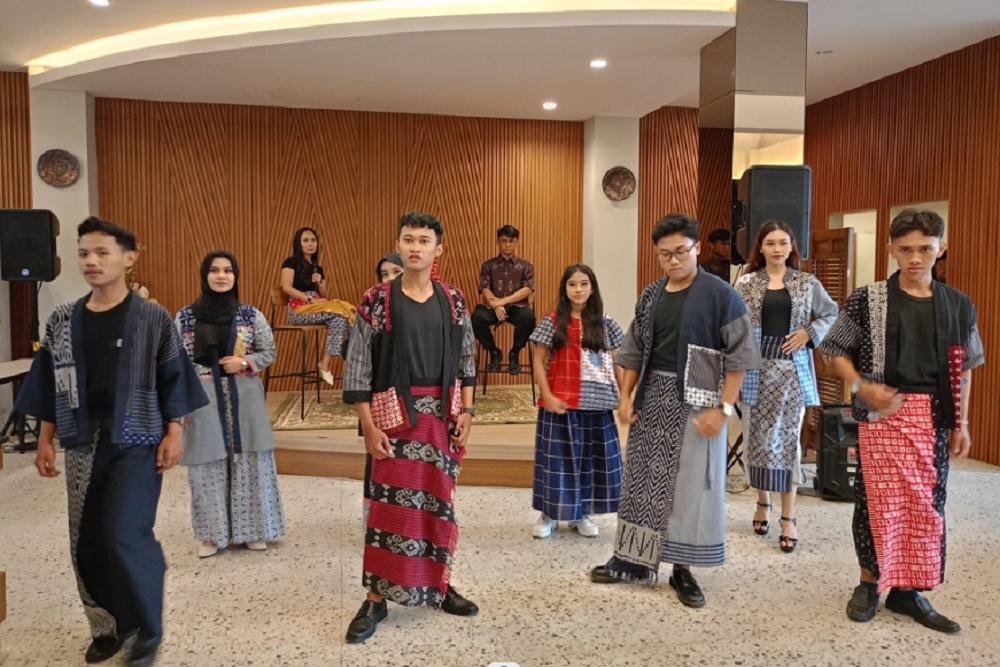 Gelar Fashion Show, Ramada by Wyndham Dekatkan Batik dengan Anak Muda