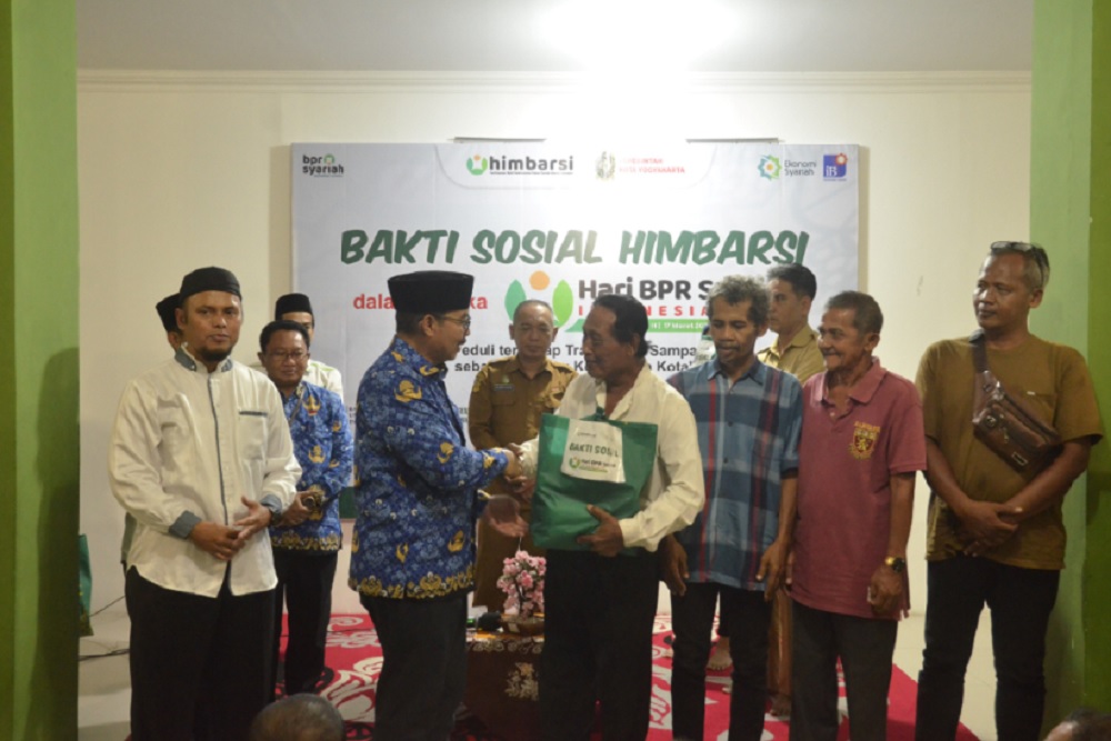 Dukung Kesejahteraan Penggerobak Sampah, Himbarsi DPW DIY Berikan Sembako