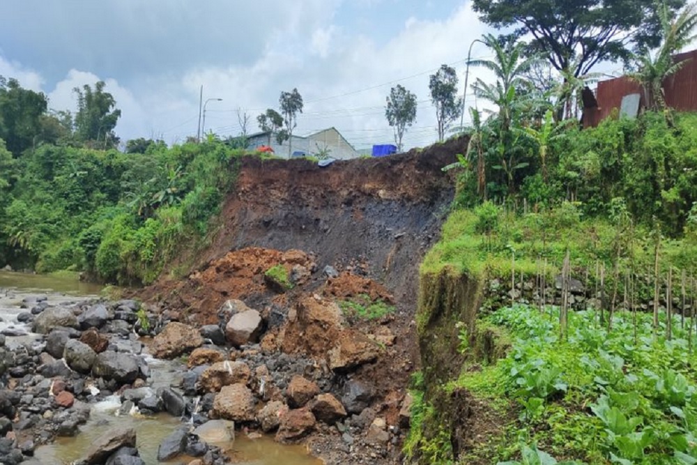 Longsor di Temanggung Mengancam Jalan Nasional