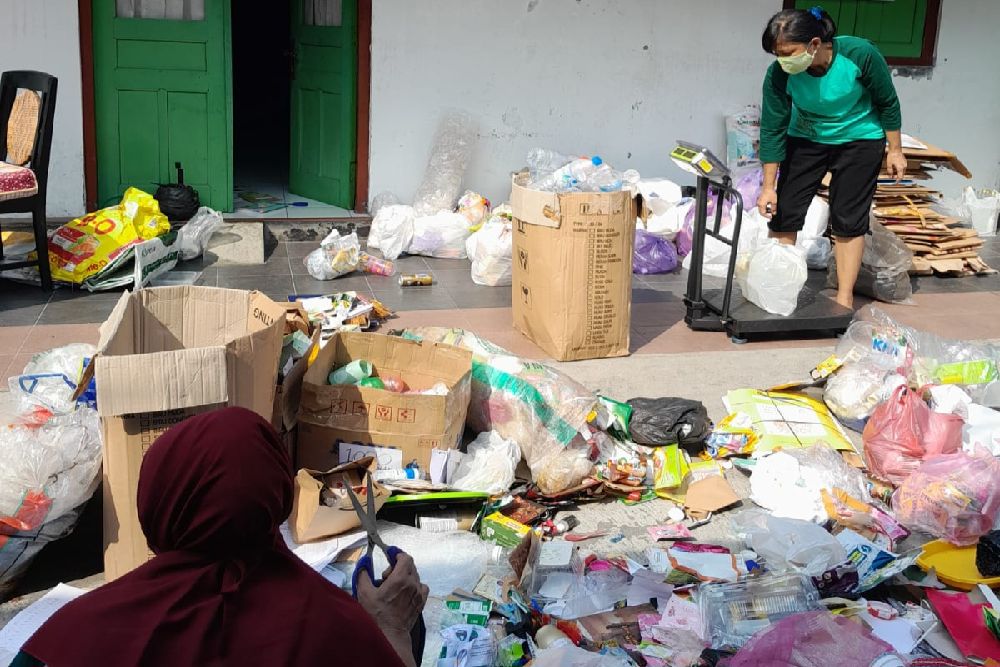 Jelang Lebaran, Puluhan Anggota Bank Sampah Kamulyan di Jogja Cairkan Tabungan