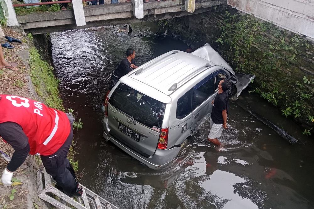 Hindari Pemotor, Mobil Avanza Nyemplung Kali di Jalan Bantul, Pengemudi dan Penumpang Luka