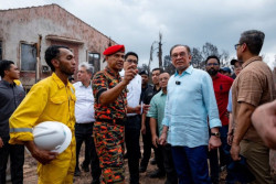 PM Anwar Beri Bantuan Tunai untuk Korban Terbakarnya Pipa Petronas Gas Berhand