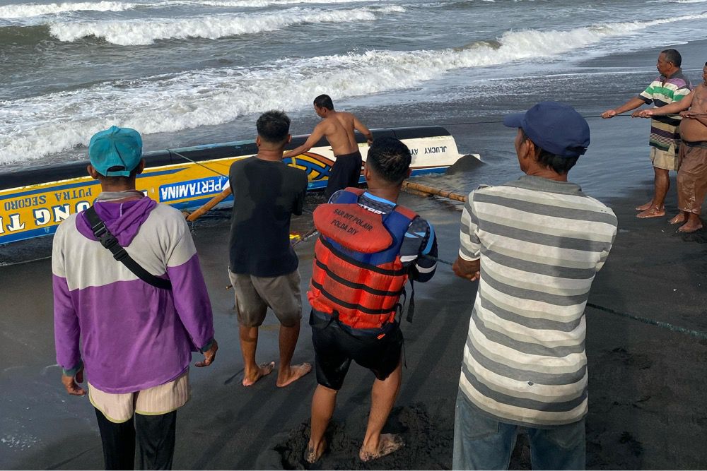 Perahu Nelayan di Pantai Depok Terbalik, Dua Nelayan Selamat