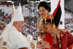 Penyanyi Lyodra Menggunggah Foto Kenangan Saat Bertemu Paus Fransiskus