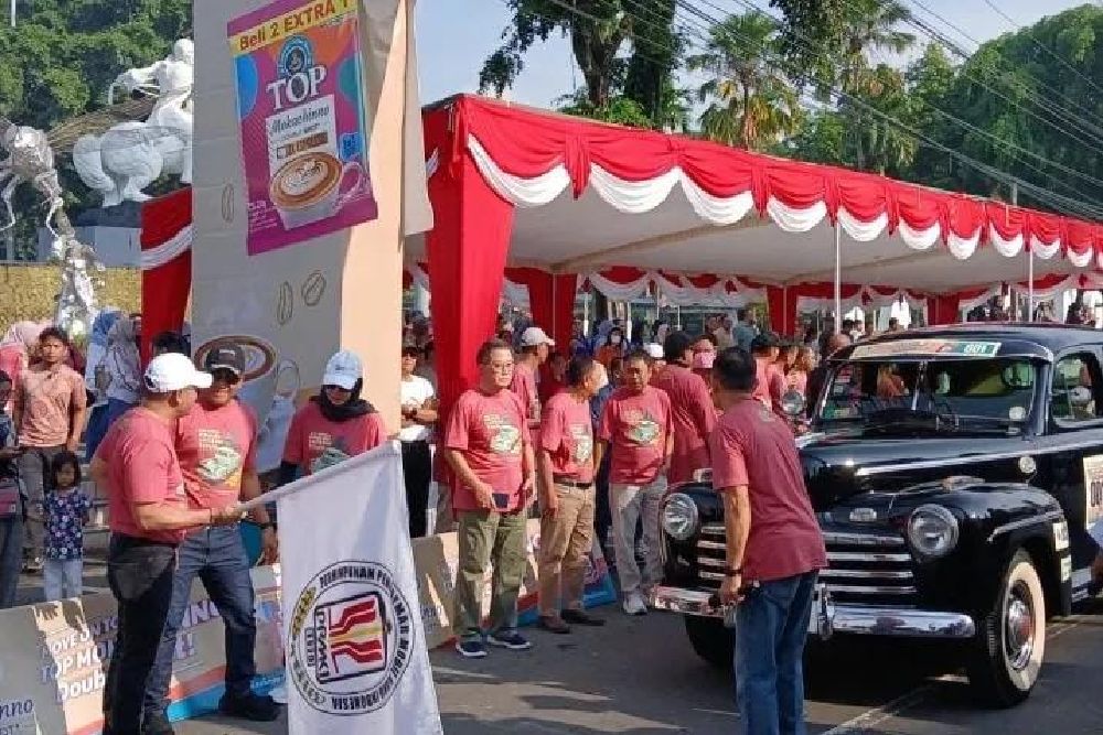 Kenalkan Potensi Wisata, Wali Kota Magelang Lepas Peserta Reli Mobil Kuno 2025