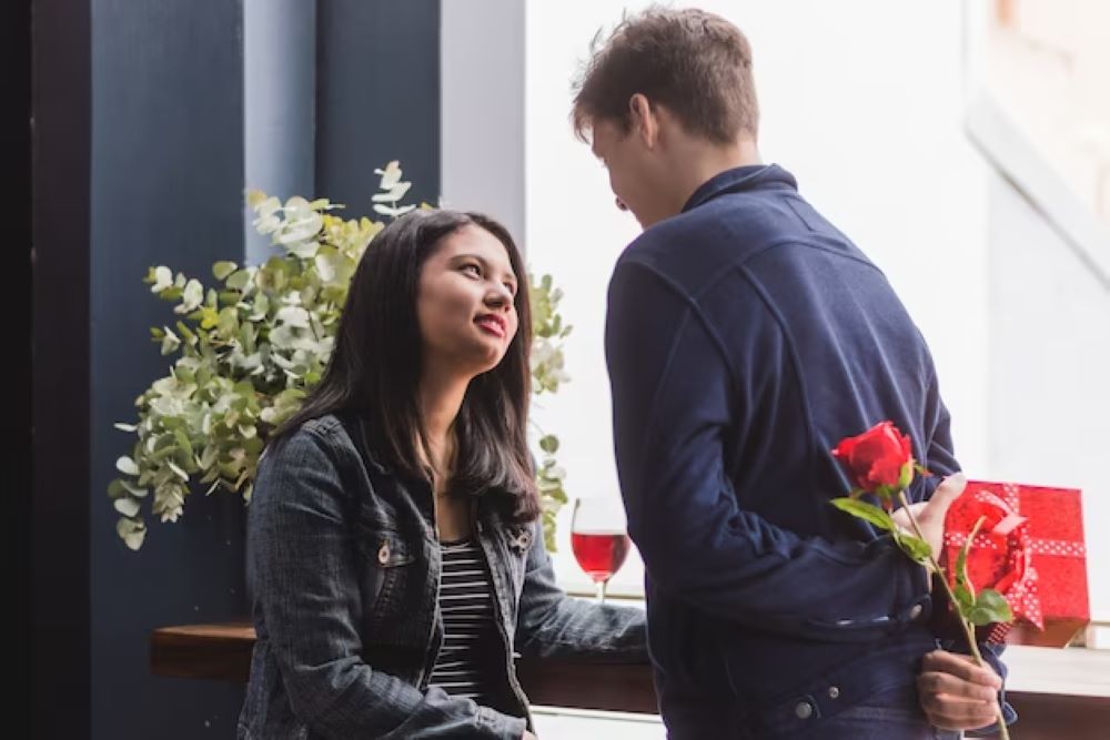 Mengenal Love Bombing dan Dampaknya pada Hubungan