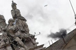 Cerobong Asap di Atap Kapel Sistina Masih Berwarna Hitam, Tanda Paus Baru Belum Terpilih di Hari Pertama Konklaf