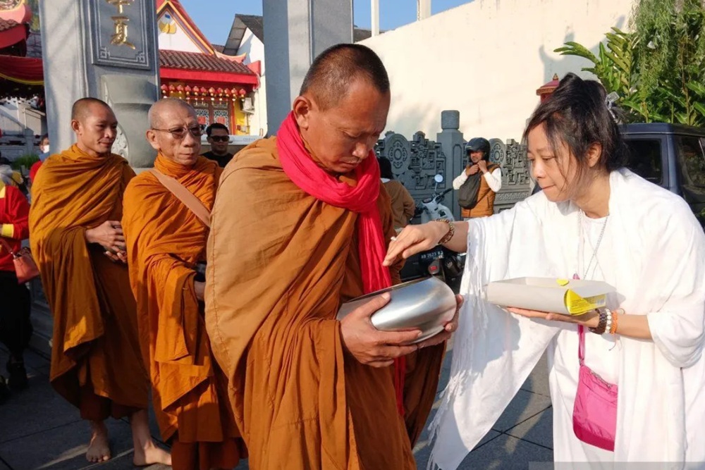 Waisak 2025 ، أجرى العشرات من الرهبان Pindapata قبل الذهاب إلى Borobudur