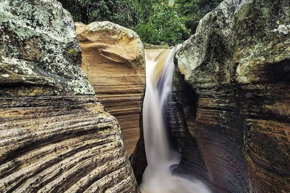 Air Terjun Luweng Sampang: Indahnya Lapisan Tebing di Air Jernih