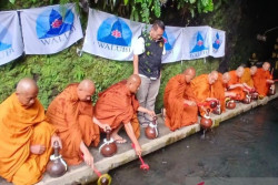 Biksu Ambil Air Berkah di Umbul Jumprit Temanggung Dibawa ke Borobudur
