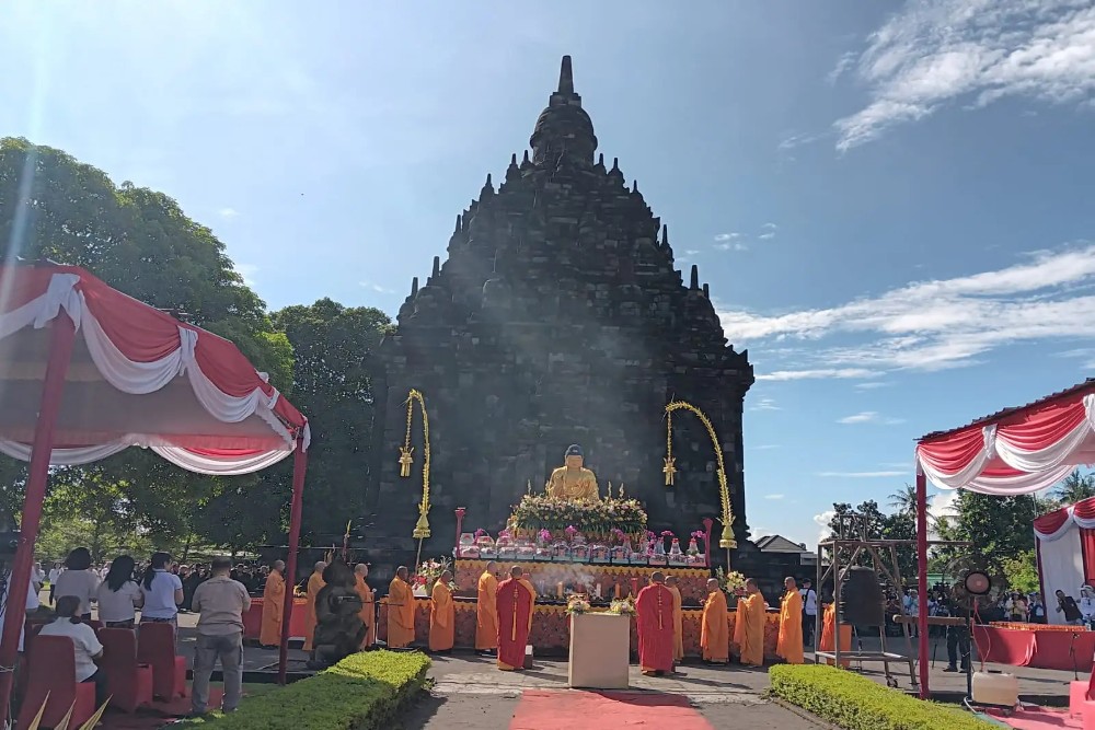 Ribuan Umat Buddha Ikuti Ritual 3 Langkah Namaskara di Candi Sojiwan