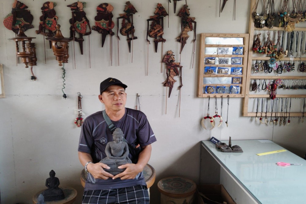 Kisah Amin Perajin Patung Relief di Kawasan Borobudur Manfaatkan Limbah Batu Cobek