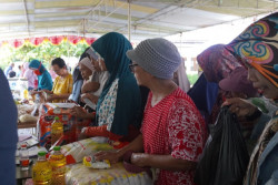 Pasar Murah Caturharjo, 12 Ton Bahan Pokok Ludes Diserbu Warga