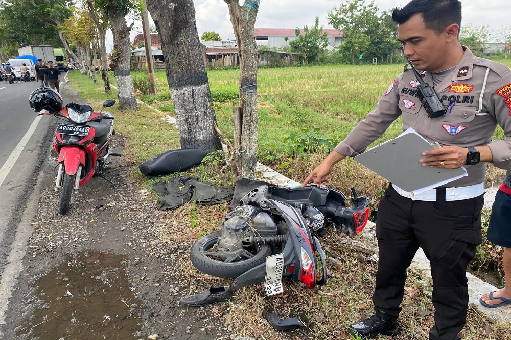 Terobos Lampu Merah, Daihatsu Blind Van Tabrak Dua Motor di Sukoharjo, Satu Meninggal Dunia dan 3 Luka
