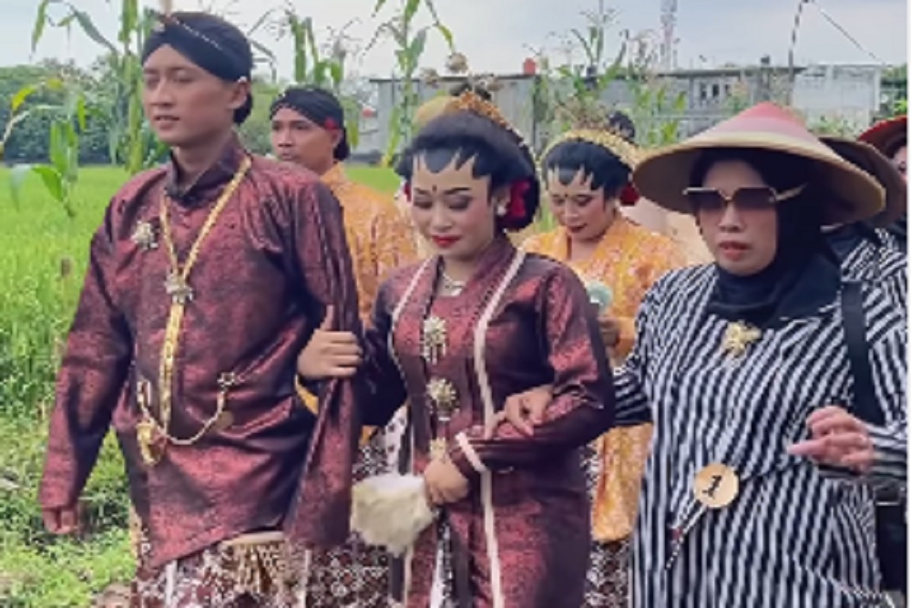 Enam Pasangan di Bantul Nikah Bareng Gratis, Maharnya Bebek