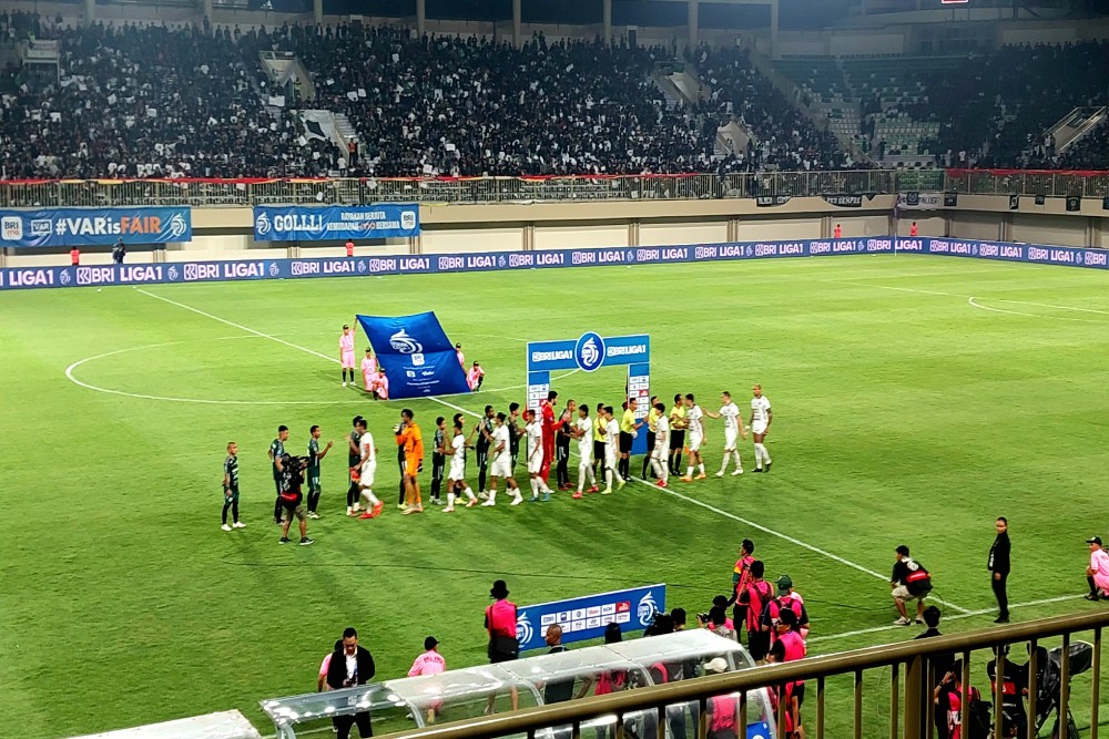 Ini Reaksi Pieter Huistra Saat Laga PSS Sleman vs Persija Dihentikan Sementara