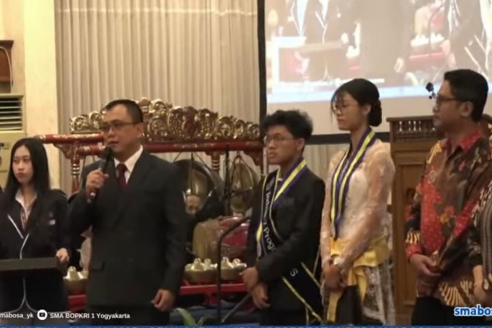 Unik! Alumni Beri Kenang-kenangan e-Tol Tertulis Nama dan Nomor Induk Siswa untuk Lulusan SMA Bosa 2025