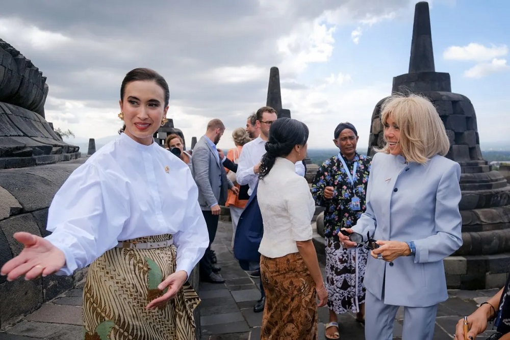 Menpar Dampingi Ibu Negara Prancis Brigitte Menikmati Keindahan Candi Borobudur
