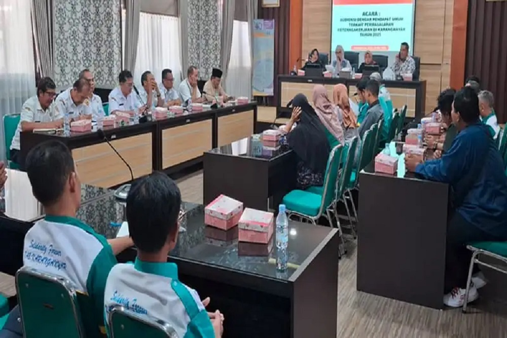 Puluhan Buruh Mengadu ke DPRD Karanganyar Terkait PHK hingga Pesangon yang Belum Dibayarkan