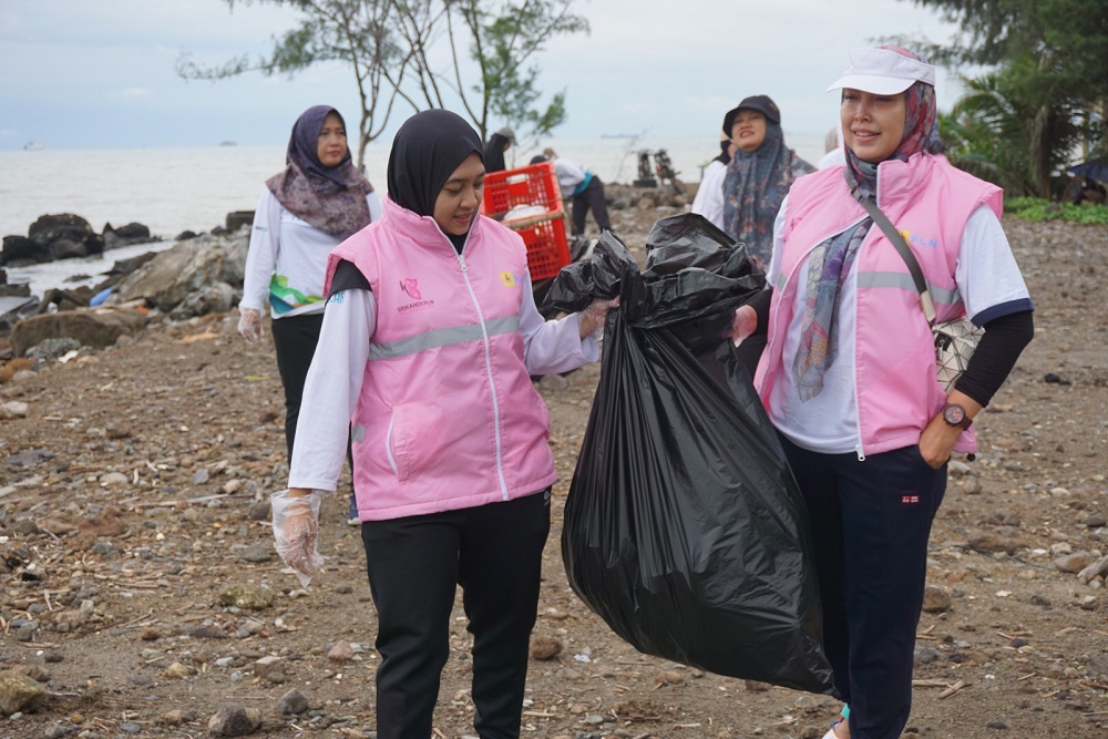 Peringati Hari Lingkungan Hidup Sedunia, PLN Gelar Aksi Bersih Pantai di Semarang