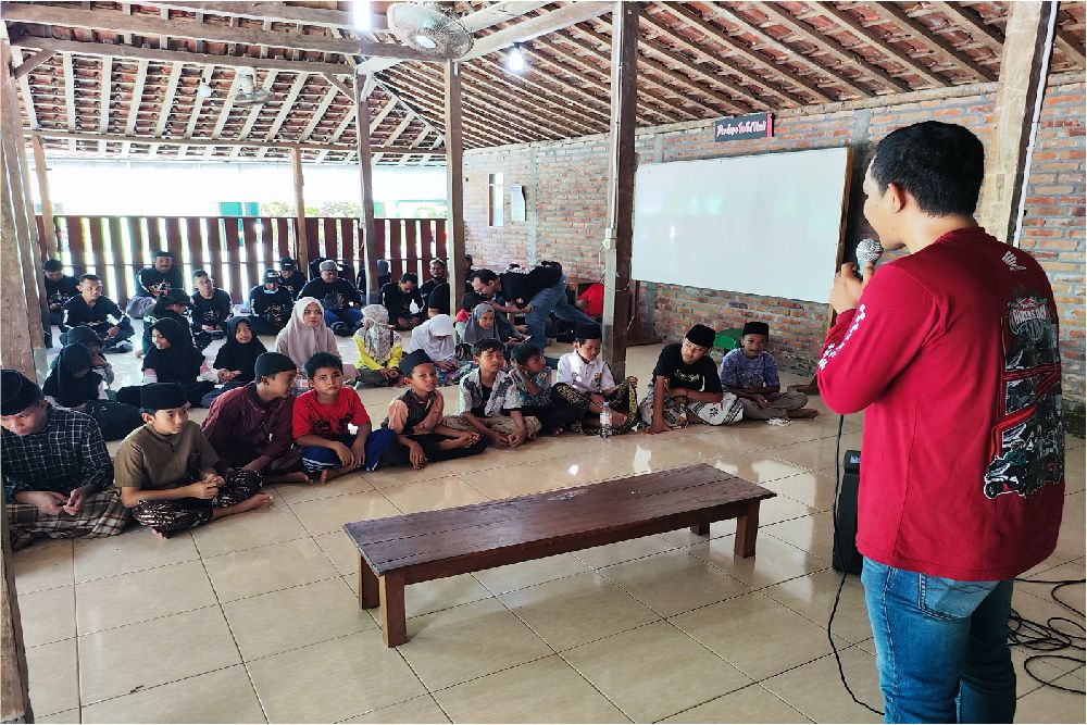 Ajari Santri Soal Keselamatan Berkendara Sejak Dini, AMY Menggelar Vario EduRide di Ponpes Al-Hadi II Bangunjiwo, Bantul